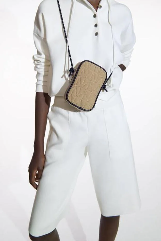 Ingenieria Amabilidad Almacén Este mini bolso "porta teléfono" de Zara se ha convertido en nuestro nuevo  accesorio favorito de la temporada para llevar el móvil cómodamente | Mujer  Hoy