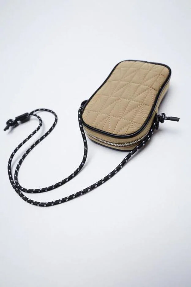 mini bolso teléfono" de Zara se convertido en nuestro nuevo accesorio favorito de la temporada para llevar el móvil cómodamente | Mujer Hoy