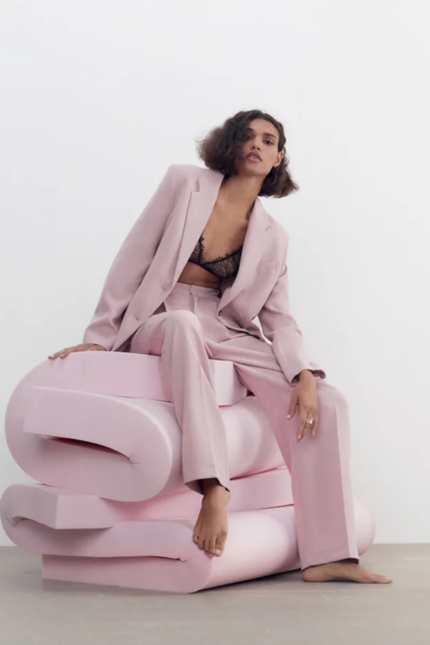 Tenemos el traje rosa multitalla que va a arrasar esta primavera y que tienes en Zara, Mango y H&M | Mujer Hoy
