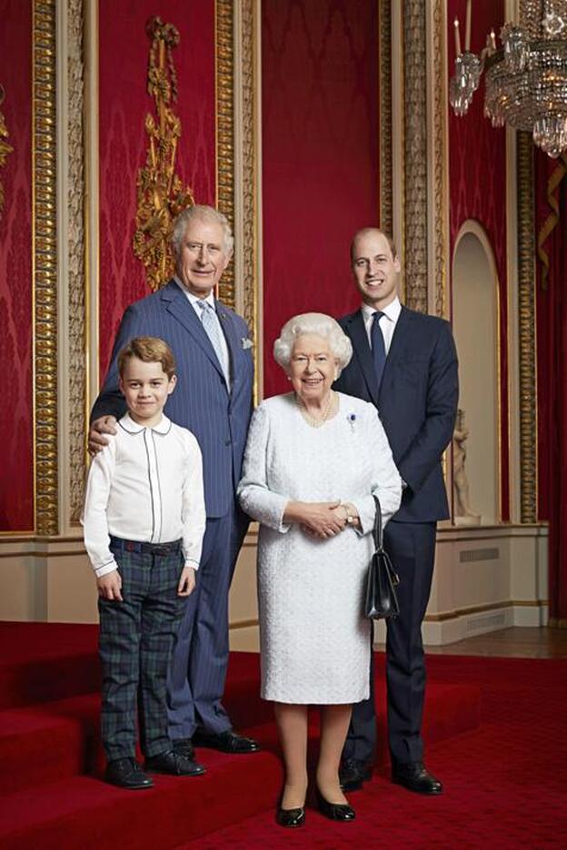 Foto de familia de los herederos al trono británico: Isabel II junto a su hijo, el Príncipe de Gales; su nieto, el príncipe Guillermo y Duque de Cambridge; y su bisnieto, George.