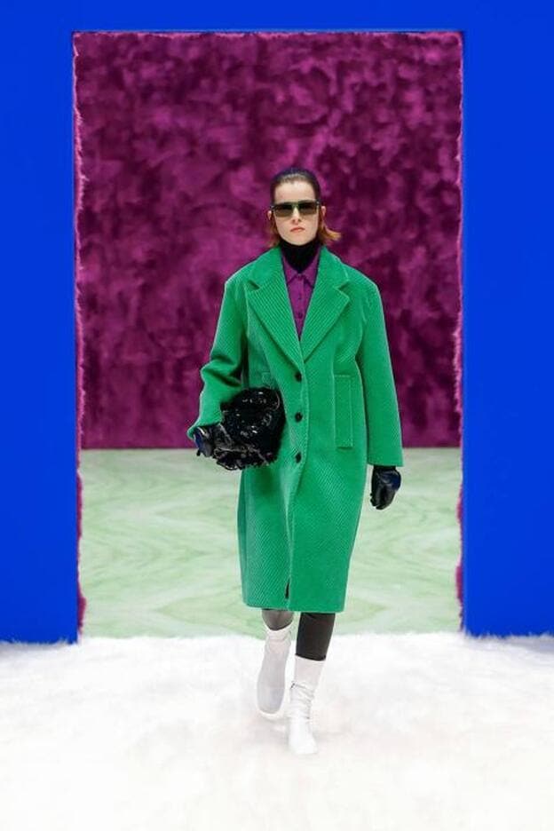 Pincha en la foto para ver el abrigo que se ha convertido en el favorito de las expertas de moda este invierno/PRADA