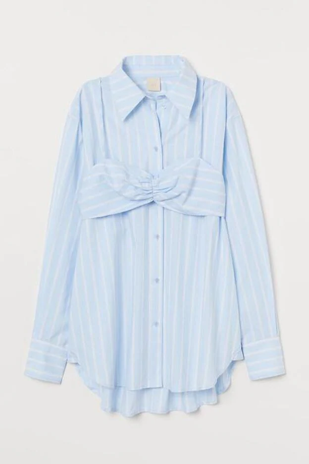 Camisa azul a rayas blancas a juego con un minitop, de H&M.