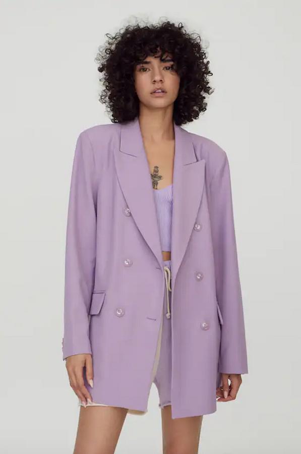 Si te vas a decantar por un tono pastel para la primavera, que sea el lila que Pull&Bear lo ha llevado a todas las prendas