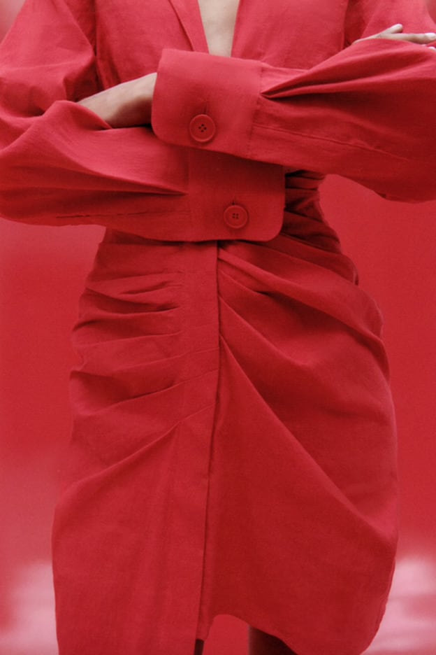Detalle de la silueta reloj de arena que consigue este vestido rojo de Zara.