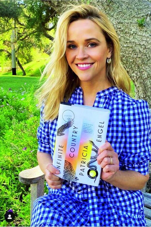 Reese Witherspoon es muy activa en sus redes solciales y entre otras cosas recomienda libros que le han fascinado,.