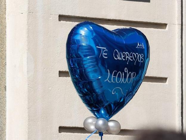 Detalle de los asistentes que esperaban para ver la llega de Leonor al Instituto Cervantes