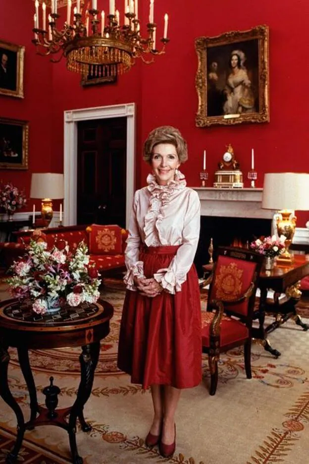 Nancy Reagan, fotografiada en uno de los impresionantes salones de la Casa Blanca en los aos 80./GTRES