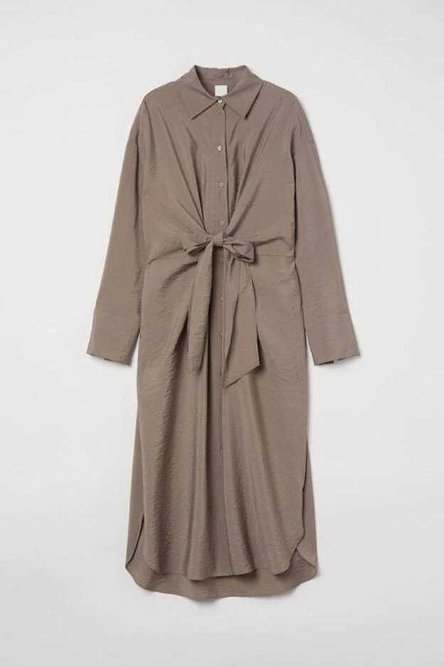 Vestido camisero de algodón con nudo frontal, de H&M (24,99 €).