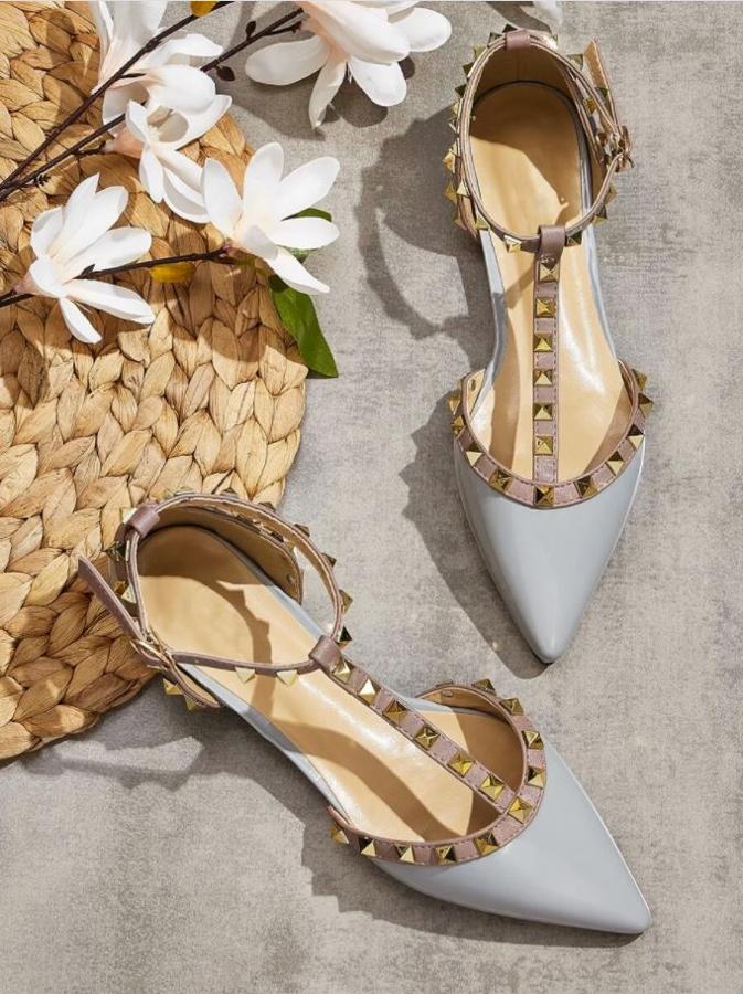 Así son los zapatos con tachuelas súper cómodos y low cost que prometen arrasar esta primavera si los combinas con tus vaqueros favoritos | Mujer Hoy