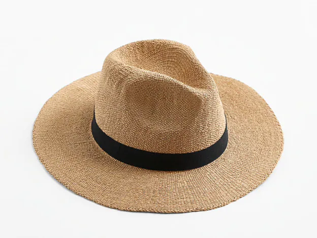 Sombrero trenzado con adorno de cinta negra de Zara.