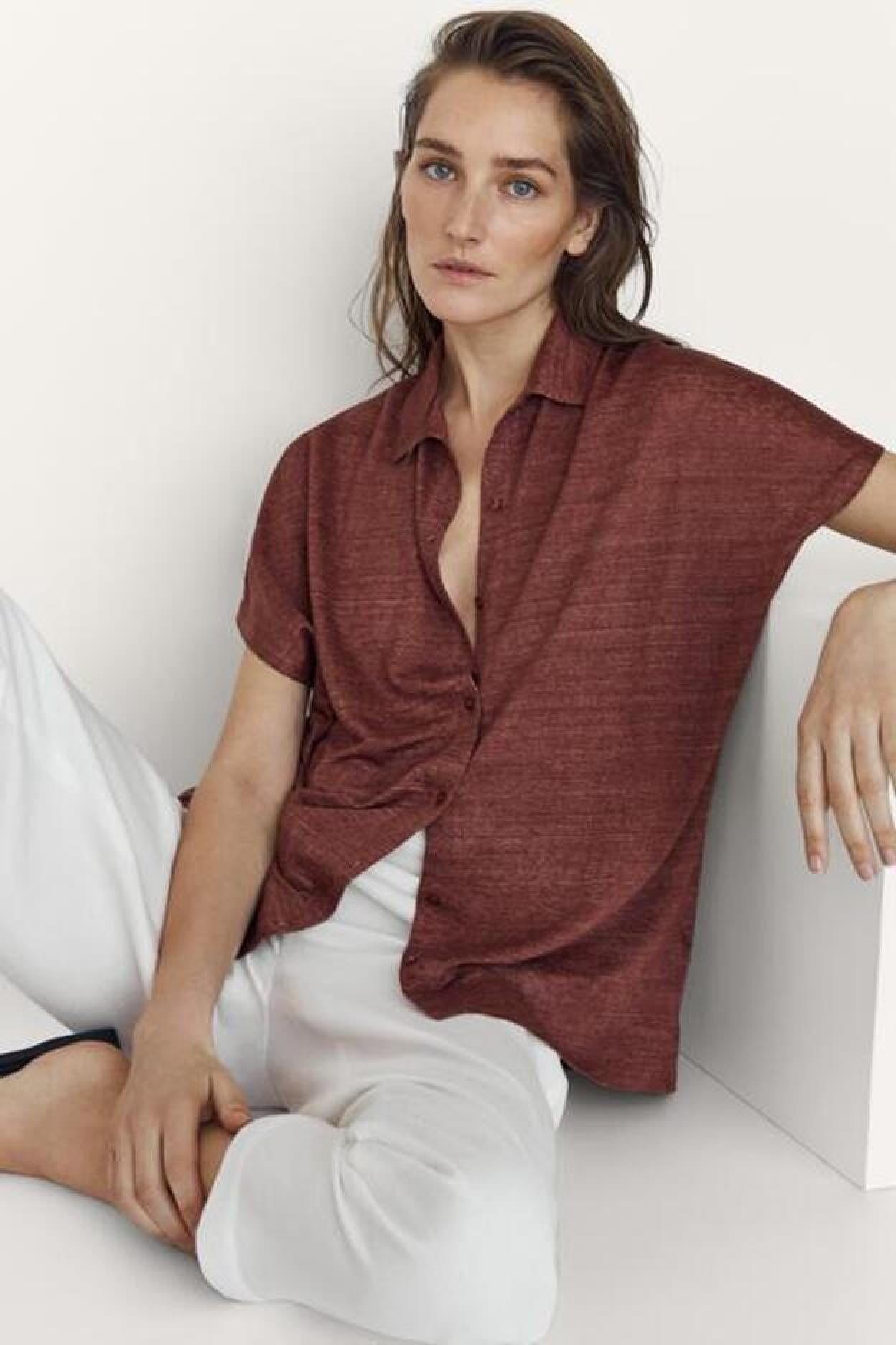 Pincha en la imagen para descubrir la ropa de ganchilllo que Stradivarius quiere que te pongas con el crochet tendencia más bonito y actualizado./massimo dutti