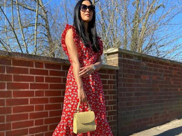 Este vestido midi color rojo con estampado de flores de Amazon tiene un  efecto rejuvenecedor inmediato y queda igual de bien con zapatillas,  sandalias o alpargatas | Mujer Hoy
