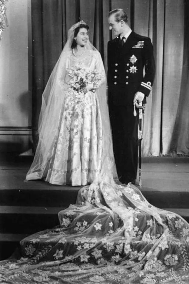 La reina Isabel II y el duque de Edimburgo en una imagen del día de su boda, en 1947.