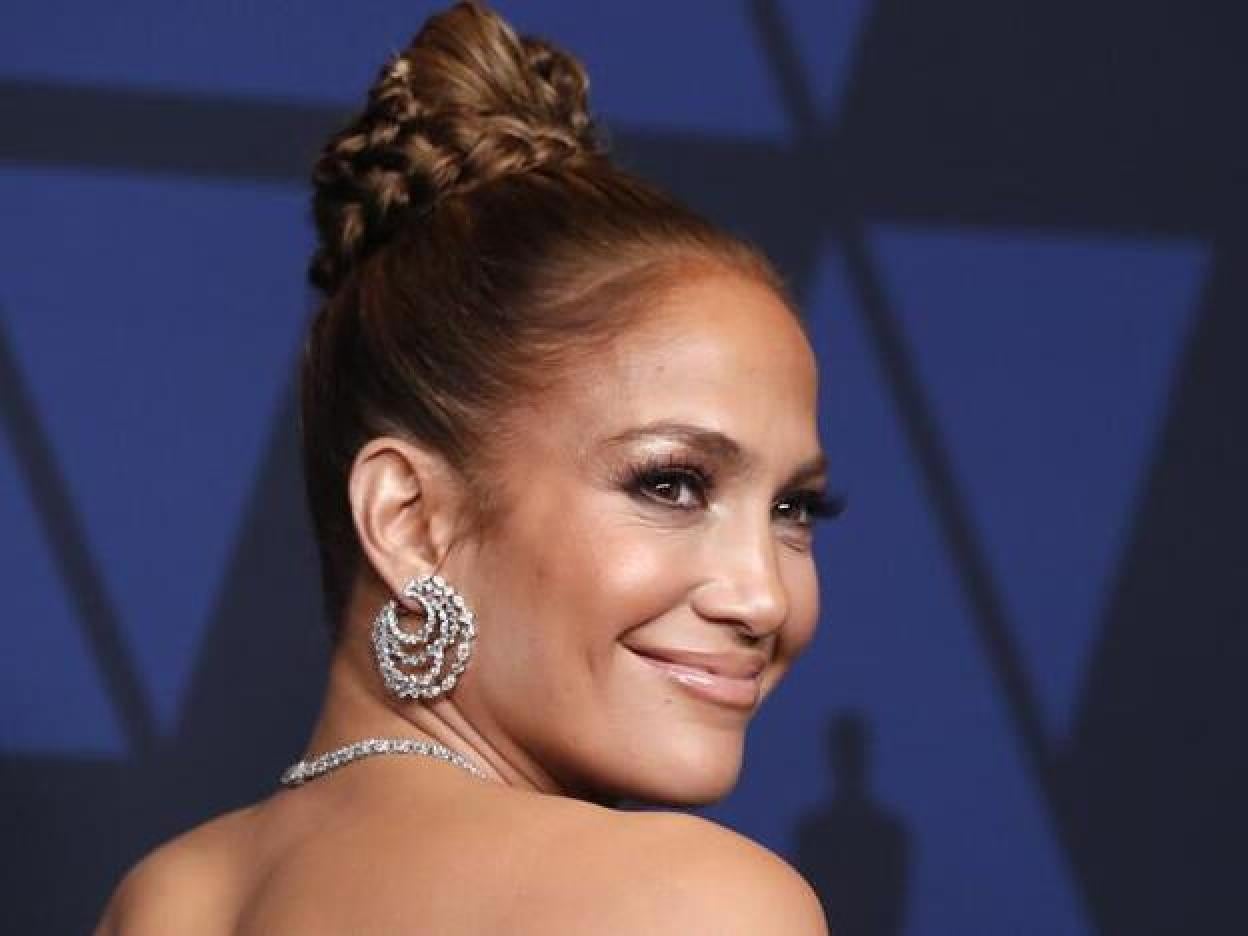 Si quieres ver los mejores looks de Jennifer Lopez, pincha en la imagen./gtres