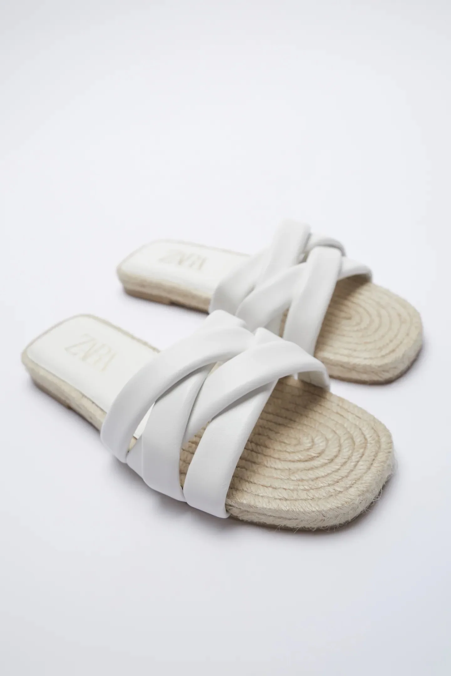 Fotos: Las sandalias blancas más cómodas y ponibles de Zara anticipan calor y ya nos hacen soñar con verano | Mujer Hoy