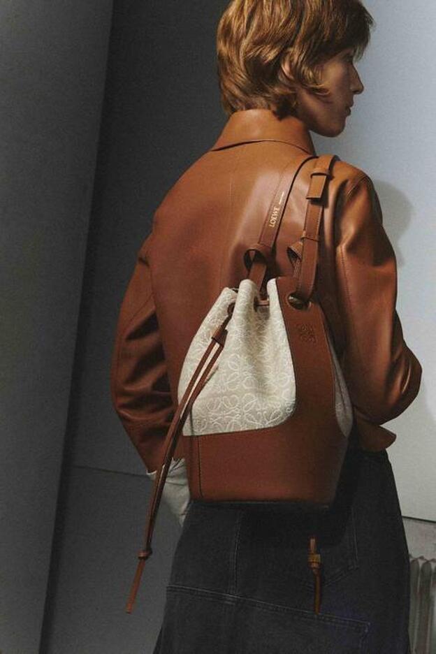 Prácticos, funcionales y muy modernos. Así son los nuevos bolsos de Loewe que vas a querer llevar toda la primavera