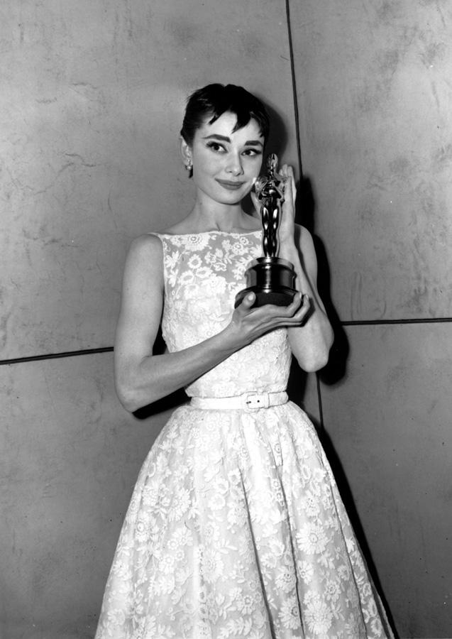 Los vestidos más sorprendentes (y con la historia más increíble) de la alfombra roja de los Premios Oscar