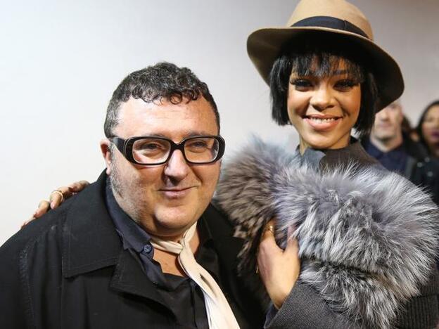 El diseñador Alber  Elbaz junto a Rihanna en uno de sus desfiles de moda para la firma Lanvin en la semana de la moda de Paris en 2014.
