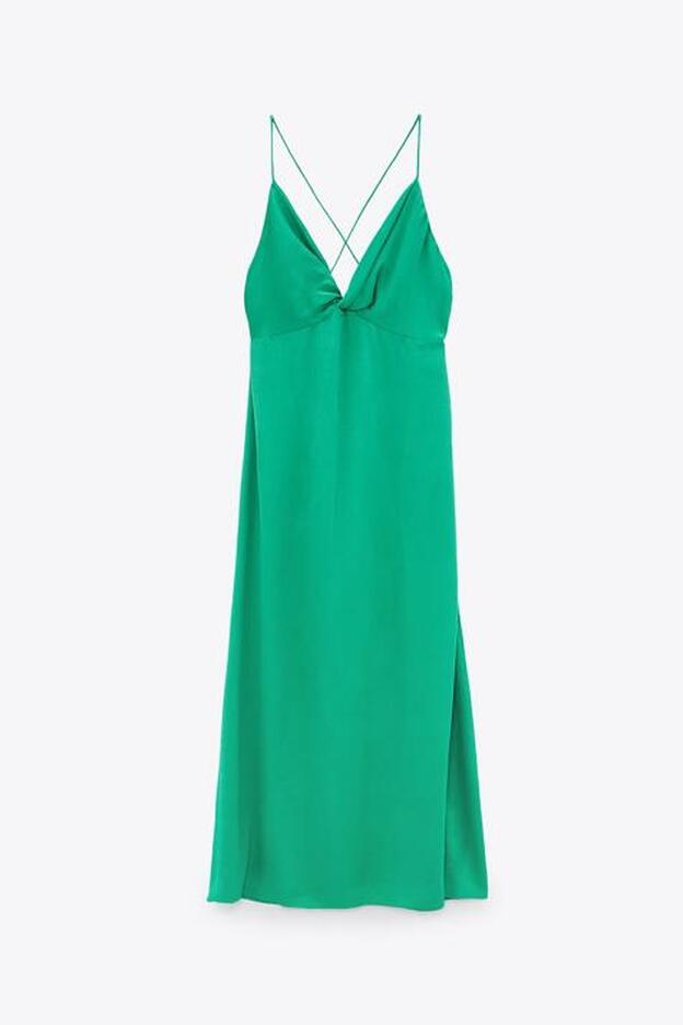 Vestido verde de tirantes en color verde satinado de Zara (29,99 euros)