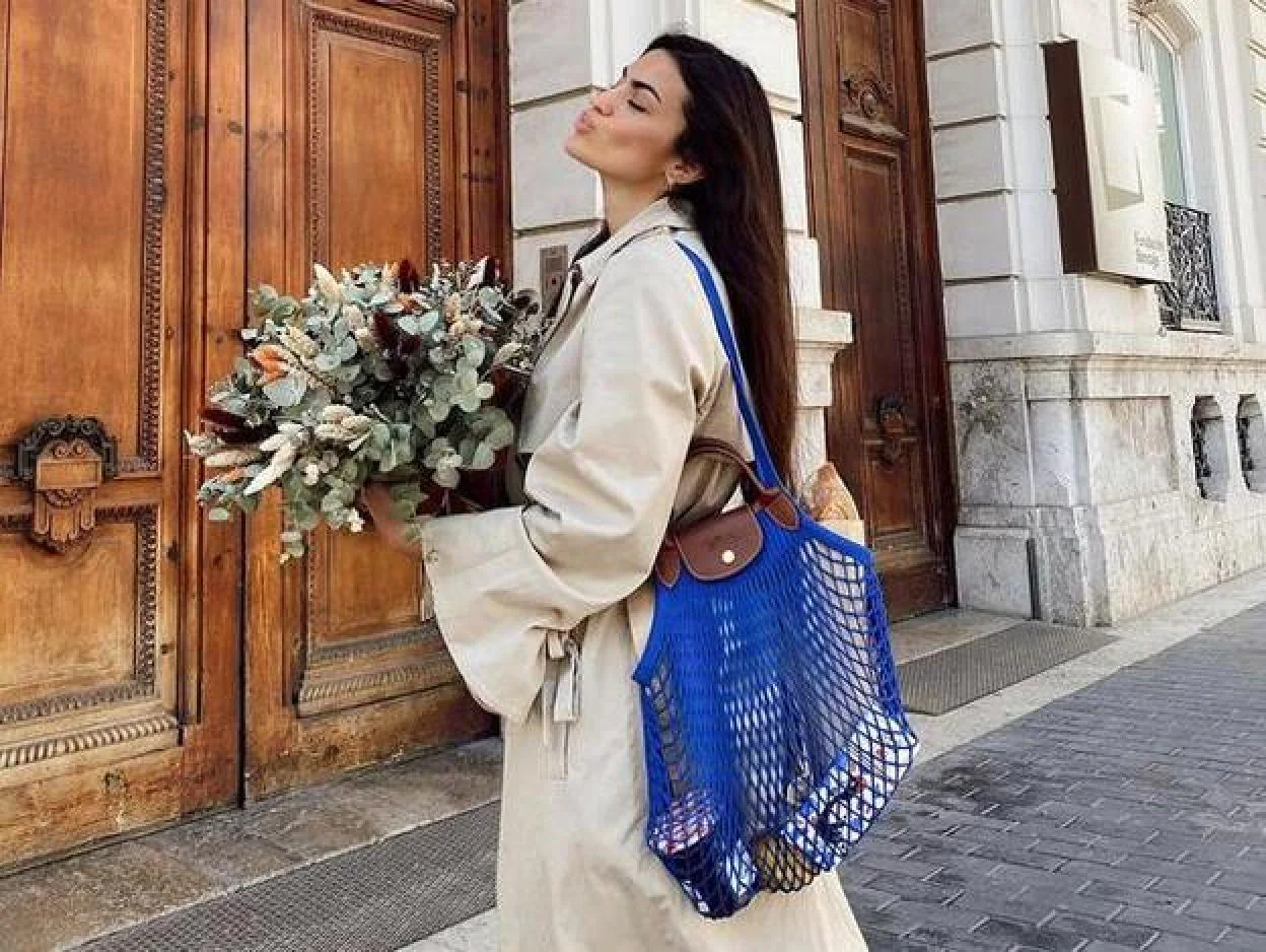 Este bolso de red se hecho viral entre las francesas (y en Instagram) y es ideal para elevar cualquier look de primavera Mujer Hoy