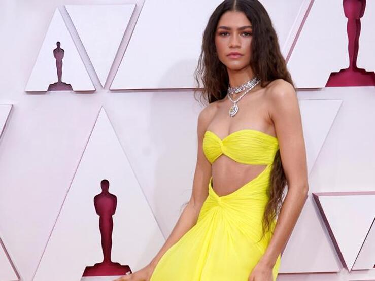 9 vestidos para primavera con el favorecedor escote que ha triunfado la alfombra roja de los Oscar 2021