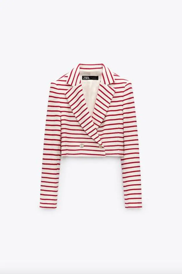 La blazer cropped de rayas marinera que acaba de llegar a Zara es nuestra pieza favorita para el entretiempo | Mujer Hoy