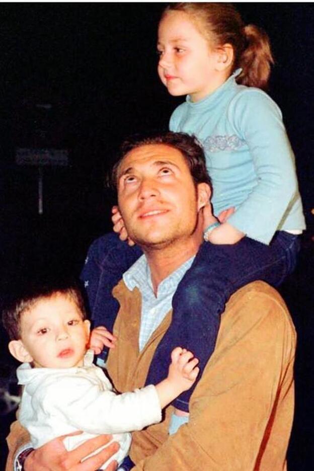 Antonio David con sus hijos Rocío y David Flores