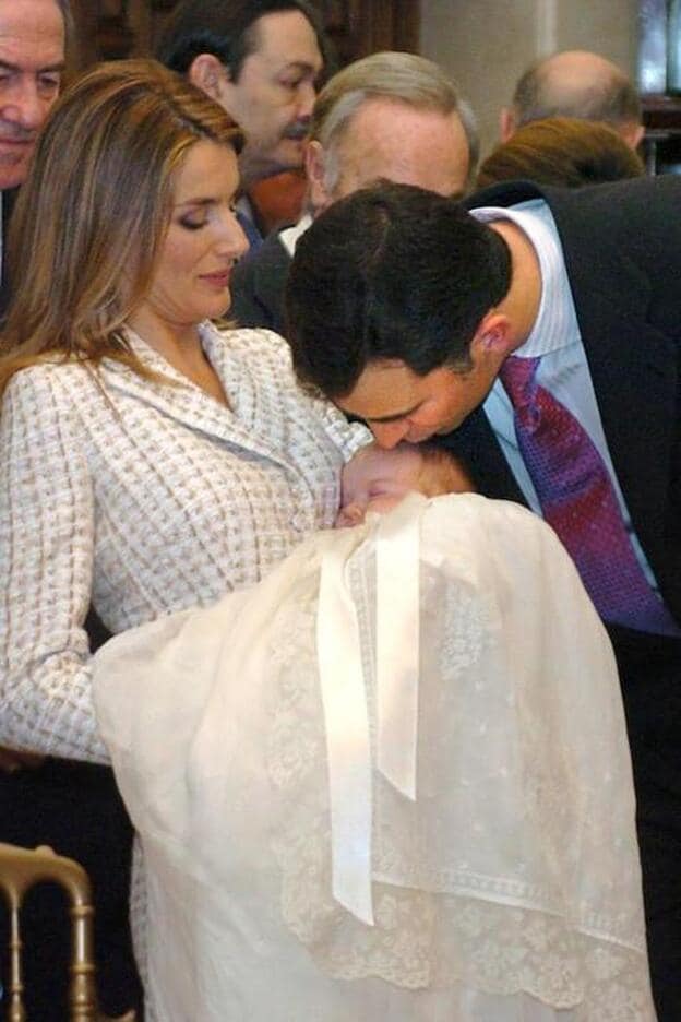 La Reina recupera 15 años después el vestido-abrigo de Varela que llevó en el bautizo de la Princesa Leonor.