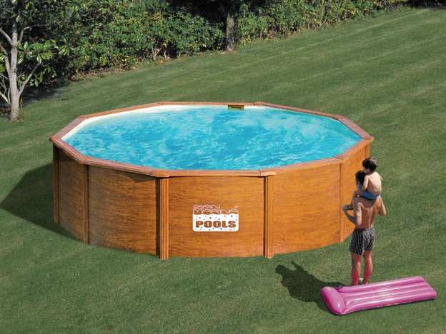 Una de las piscinas más lujosas de Leroy Merlin, con acabado efecto madera.