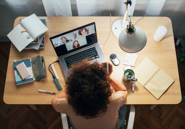 ¿Cansada de las reuniones por Zoom? Por qué a las mujeres nos afecta más