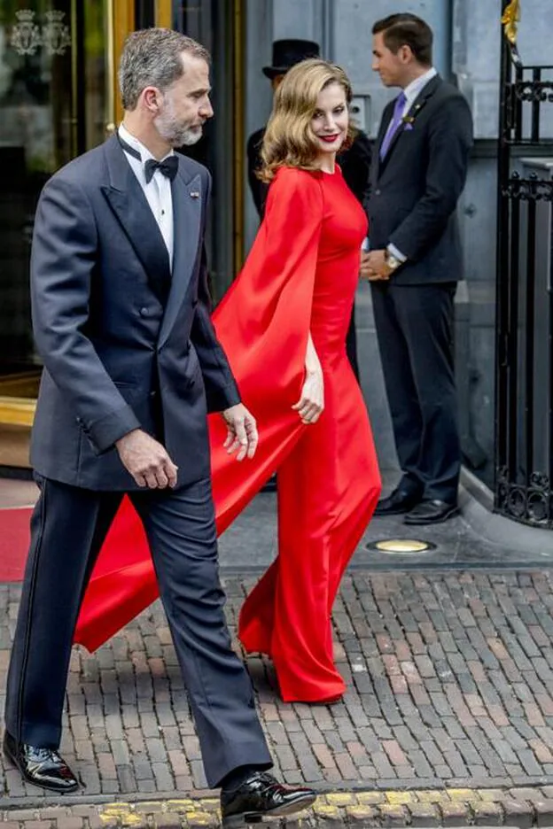 Fichado en Zara vestido de menos de 50 euros que parece de lujo porque imita el look de fiesta favorito de las royals (de la Reina Letizia a Carolina de Mónaco)