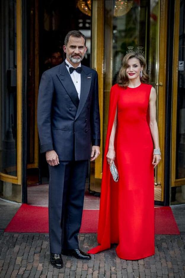 en Zara el vestido de de 50 euros que parece lujo porque imita el look de fiesta favorito de las royals (de la Reina Letizia a Carolina de Mónaco)