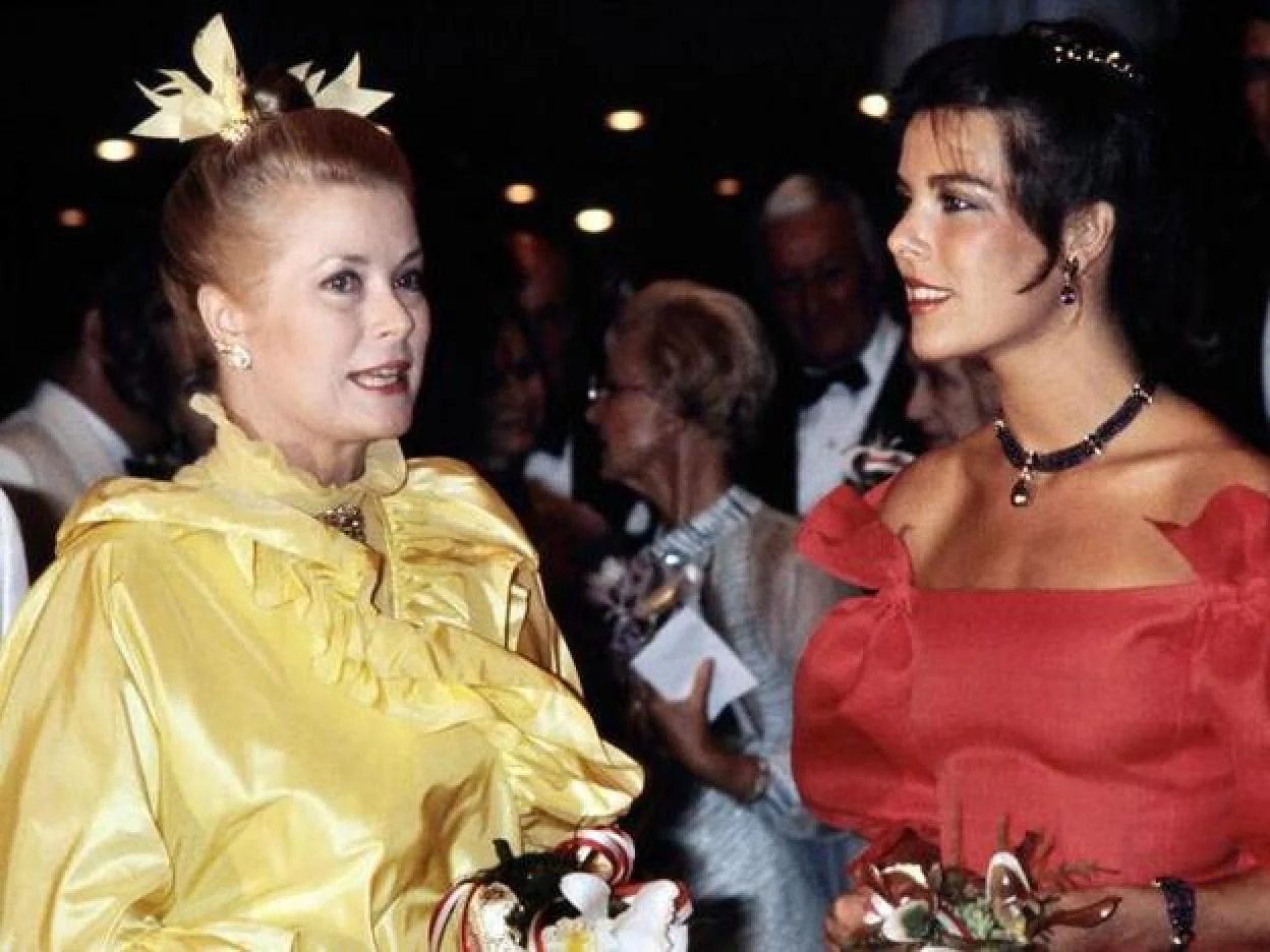 La princesa Grace de Mónaco y su hija Carolina durante el Baile de la Rosa de 1981./Getty Images