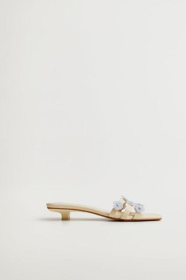 Sandalias de piel con tacón fino y bajo y flores el relieve de Mango (99,99 euros)