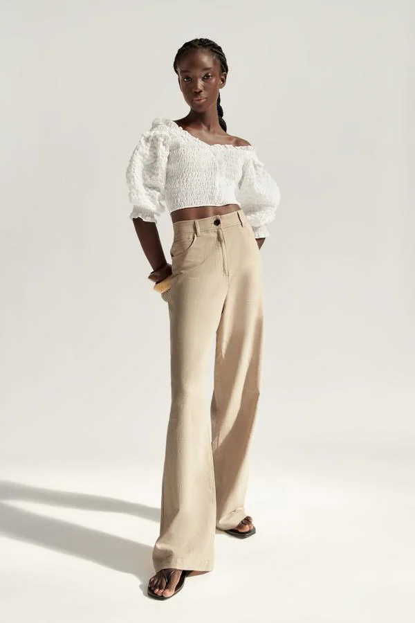 Fotos: Solo necesitas una camisa blanca y un pantalón chino beige para  replicar el look de inspiración masculina que arrasa entre todas las  entendidas en moda | Mujer Hoy