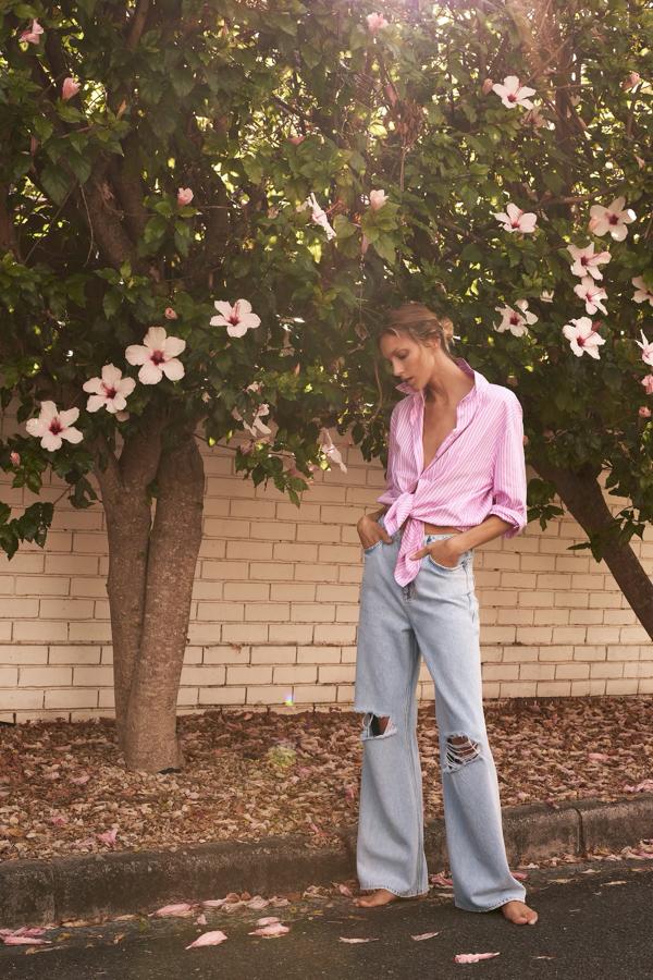 La camisa rosa es el comodín infalible con el que triunfar sí o sí esta primavera