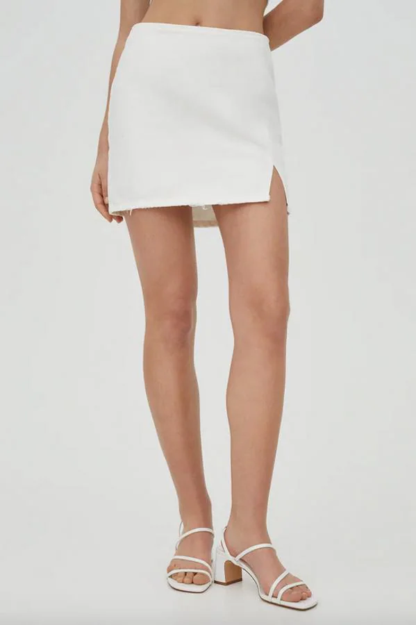 Fotos: 7 minifaldas blancas de Pull&Bear que son perfectas para tus con sandalias y con deportivas Mujer Hoy