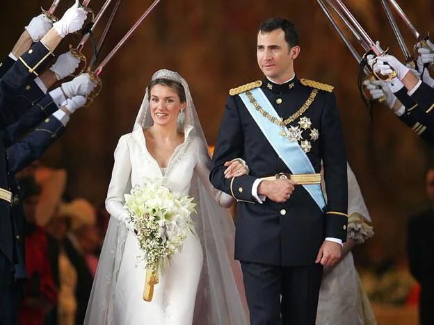 Todos los detalles sorprendetes (y los significados ocultos) que no vimos en el vestido de novia de doña Letizia en su boda con el Príncipe Felipe