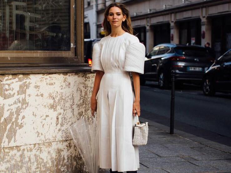 Los vestidos blancos más bonitos de la primavera que sientan fenomenal hasta con sandalias planas