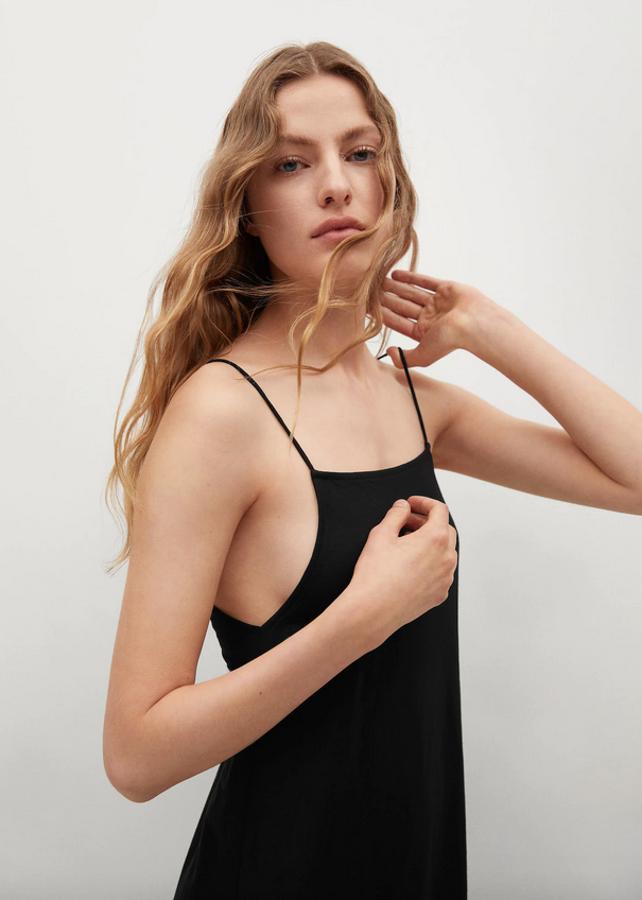 Mango apuesta por el negro para una colección de vestidos bonitos y favorecedores que apuestan por las últimas tendencias