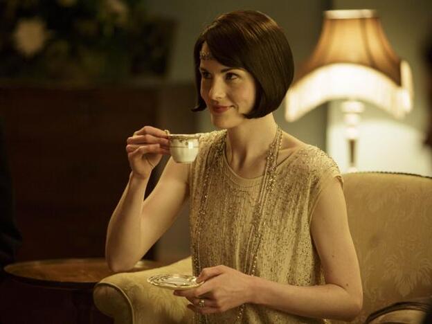 Lady Mary tomando el té en una escena de "Downtown Abbey"