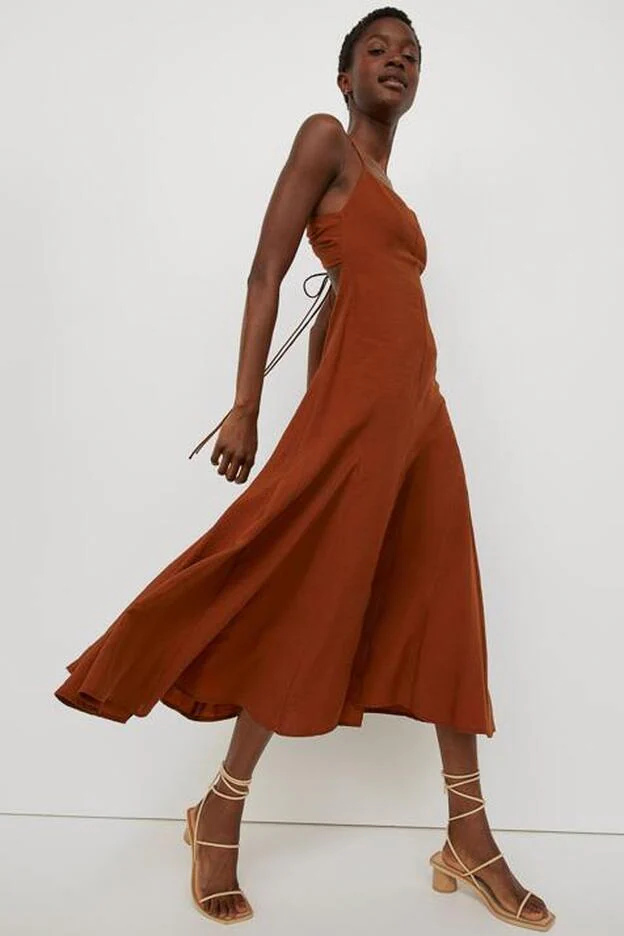 Vestido fluido de liocel en color marrón de la colección de verano de H&M (49,99 euros)