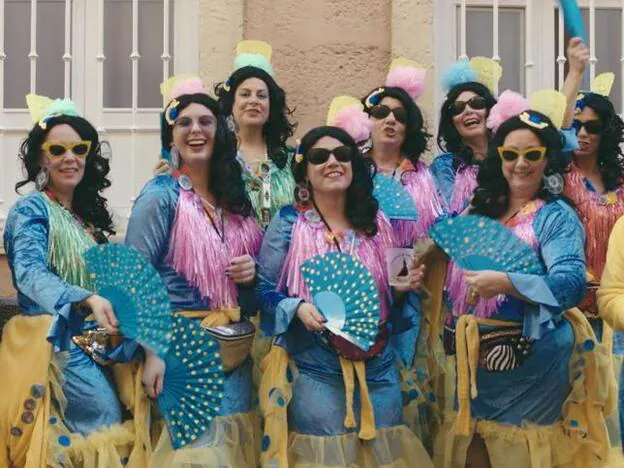 Fotograma de 'Callejeras', de Silvia Moreno, ganadora de la Biznaga de Plata en la sección Afirmando los derechos de la mujer del Festival de Málaga. Pincha en la galería para descubrir los peinados más espectaculares que se vieron en la alfombra roja