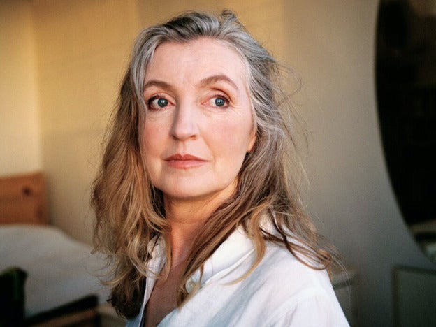 Rebecca Solnit probablemente es la ensayista estadounidense con más ‘hype’ de la última década. Pincha para ver 10 libros que te engancharan para un maratón de fin de semana.