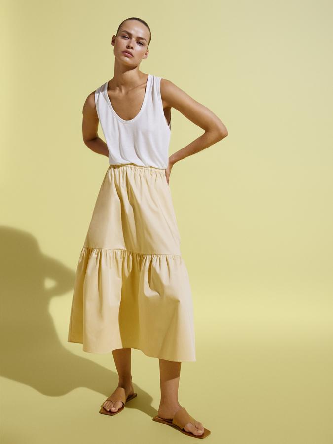 La colección cápsula de Massimo Dutti que solo puedes comprar online y viene con vestidos y faldas lisos que van a elevar tus looks al instante