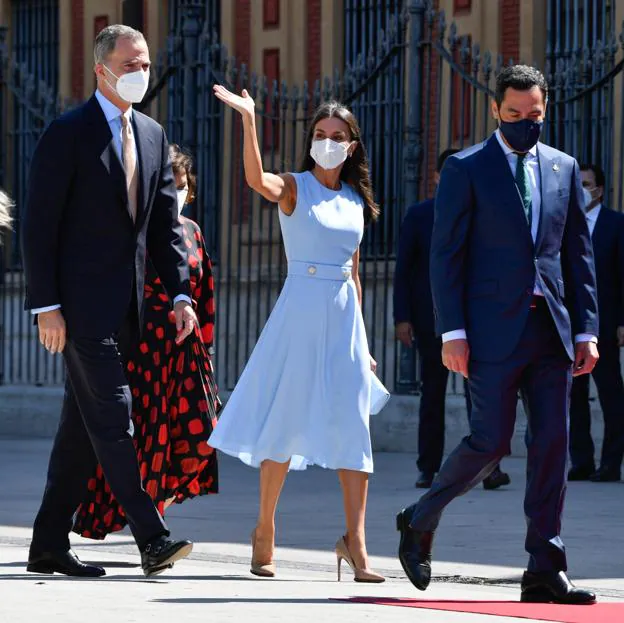 Miguel Ángel Cumplimiento a Incentivo El vestido made in Spain de la Reina Letizia en Sevilla que hace más  delgada | Mujer Hoy