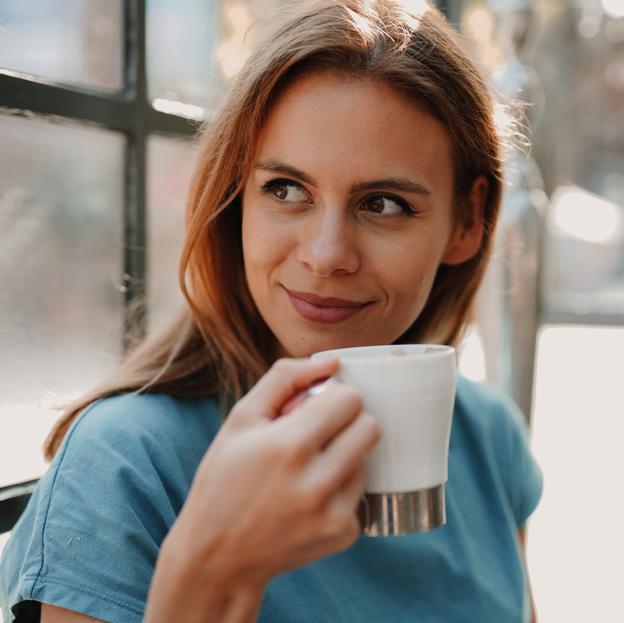 Es una bebida que puede hacer mucho por tu bienestar si se consume con moderación. Pincha para ver las mejores cremas antiarrugas y antiedad.