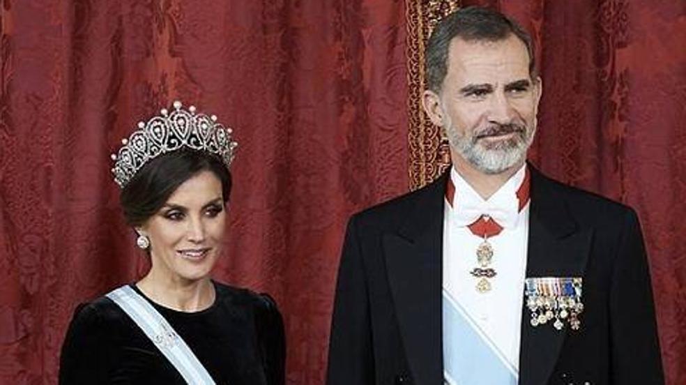 De su icónico Felipe Varela rojo al inesperado vestido de perlas con aberturas de Ana Locking: todos los looks de gala de Doña Letizia que le han restado años (y nos han enamorado)