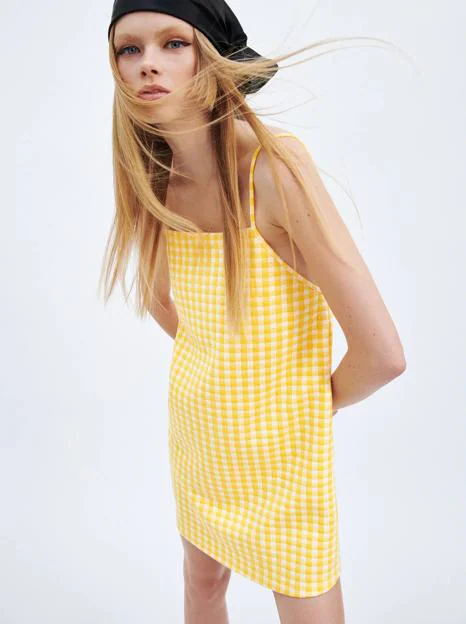 Tres vestidos amarillos Zara, prácticos y que alegran cualquier look de diario con sandalias | Mujer