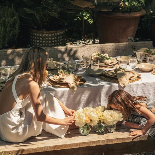 Cómo decorar con flores los jarrones que conquistan las mesas de verano